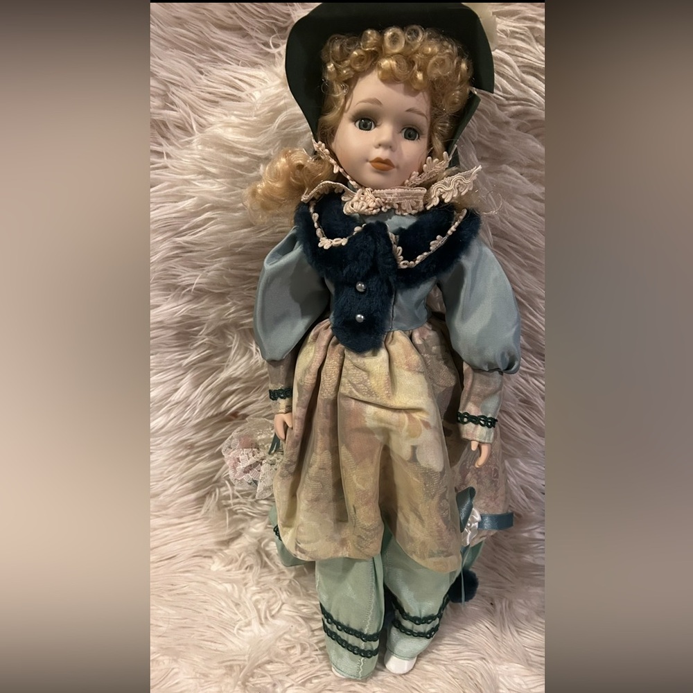1980 Vintage Victorian Porcelain doll